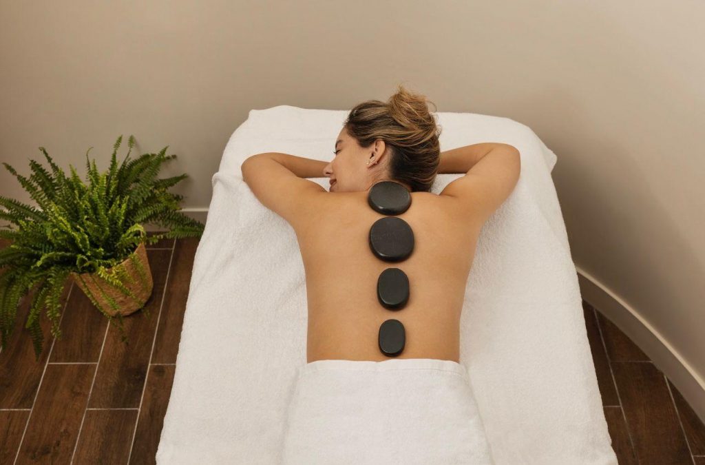 עיסוי אבנים חמות